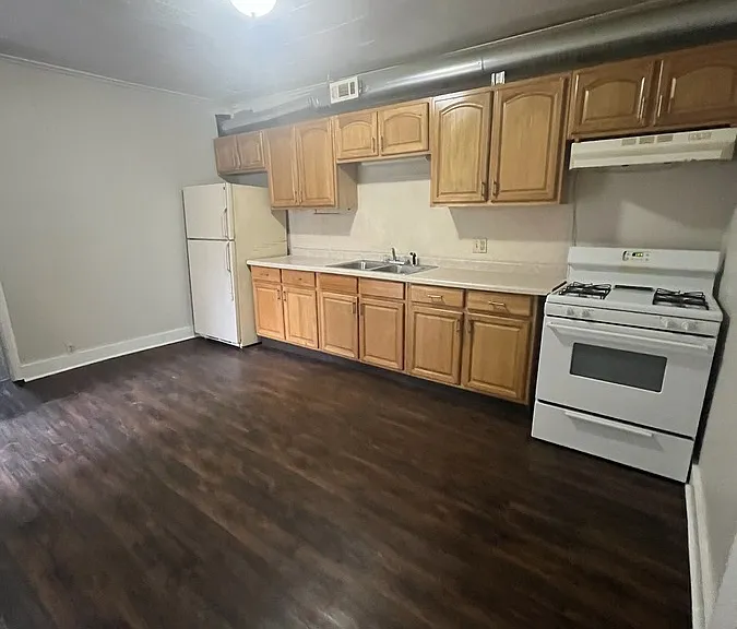 305 E Grove St #1 — Photo 1