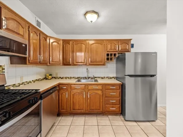 171 Highland St APT 103, Taunton, MA 02780