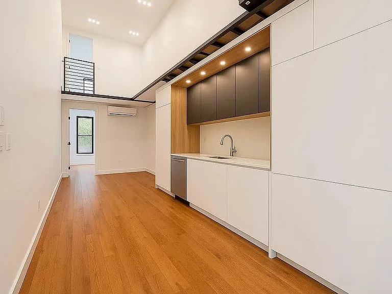 143 N 9th St #3R — Photo 2