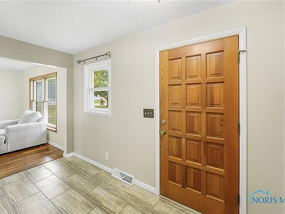 5th image of 457 Mountain Ash Dr