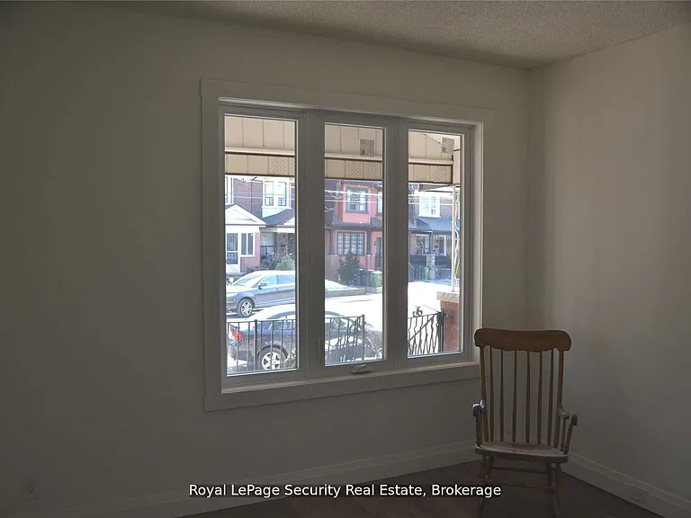 6 Rusholme Park Cres #MAIN — Photo 2