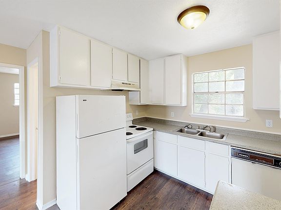3rd image of 2402 Jaguar Dr Unit D