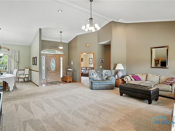 5th image of 421 Pine Valley Dr