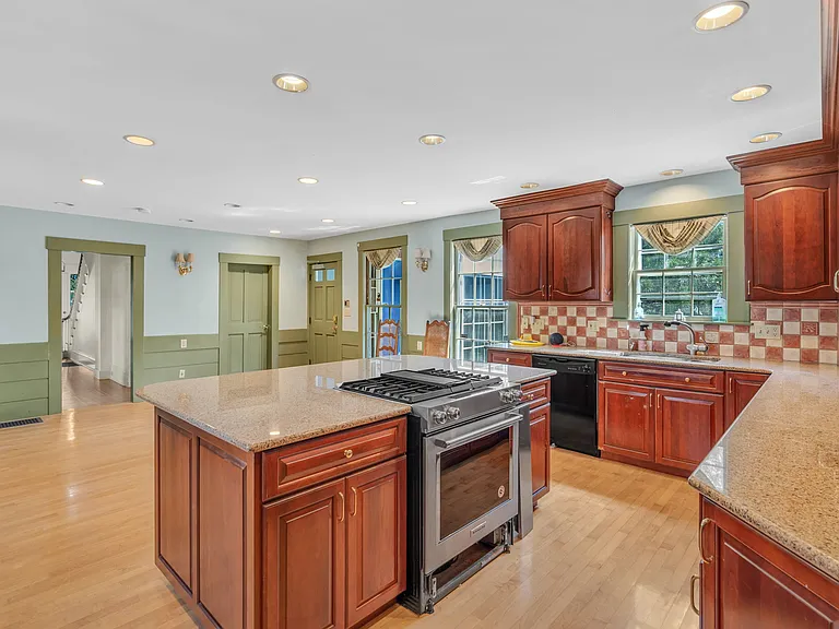 344 Lowell St — Photo 15