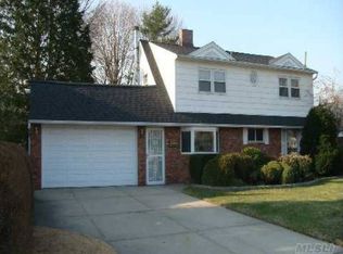 6 Grouse Ln, Levittown, NY 11756