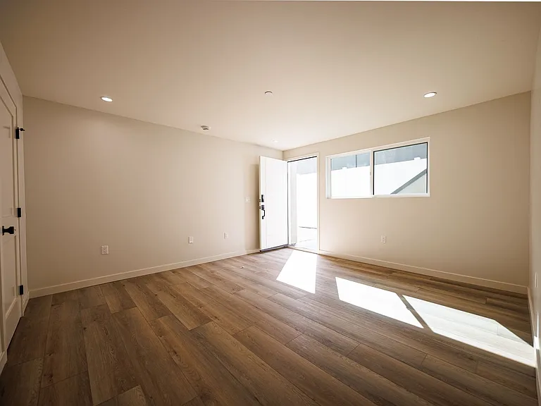 5933 Comey — Photo 28