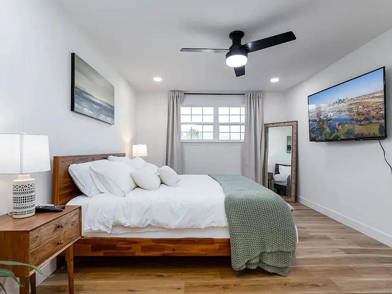 306 W Lookout Dr — Photo 2