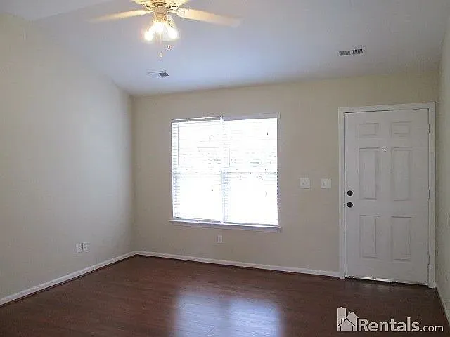 3 bed, 2.0 bath, 1200 sqft, $1,695 — Photo 2