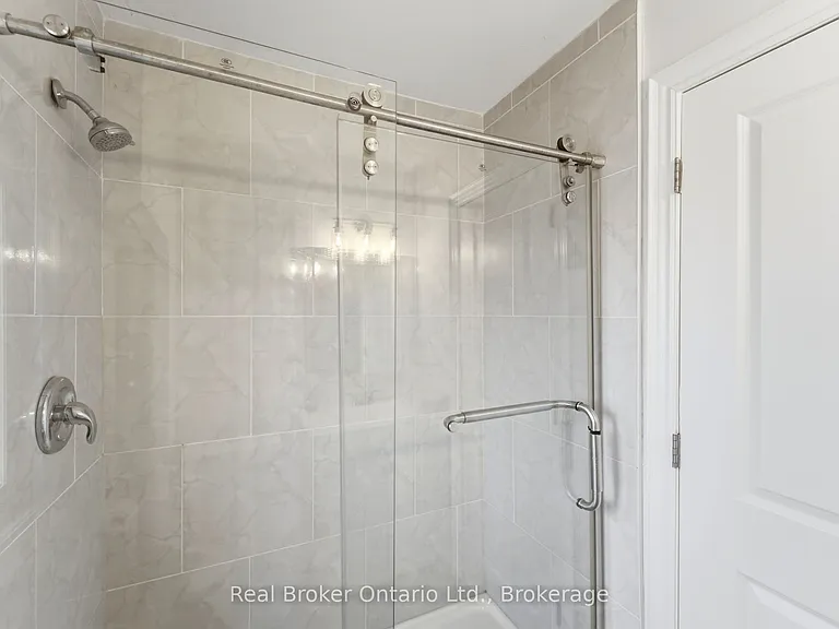 167 Rosslyn Ave N #UPPER — Photo 30