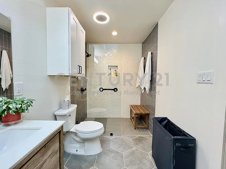 310 W 15th St — Photo 8