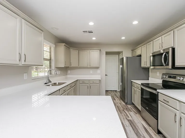 3348 E Franklin Ave — Photo 7