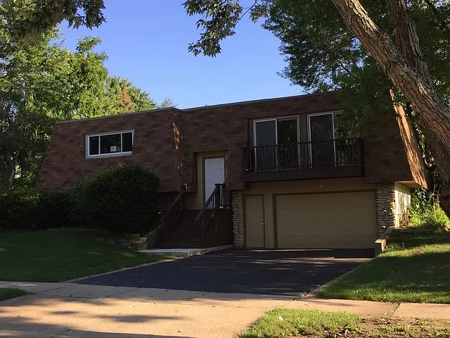 1128 Crestview Dr photo 1