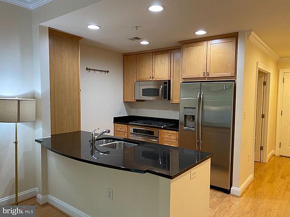 Kitchen w/ Granite Countertops
