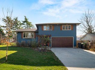 80 Calkins Dr, Sugar Grove, IL 60554