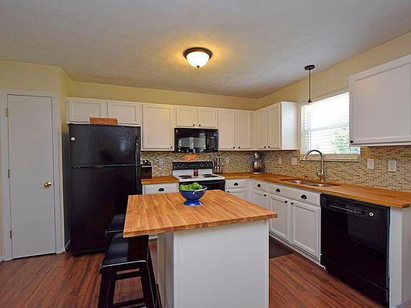 4th image of 845 Weeping Willow Ln