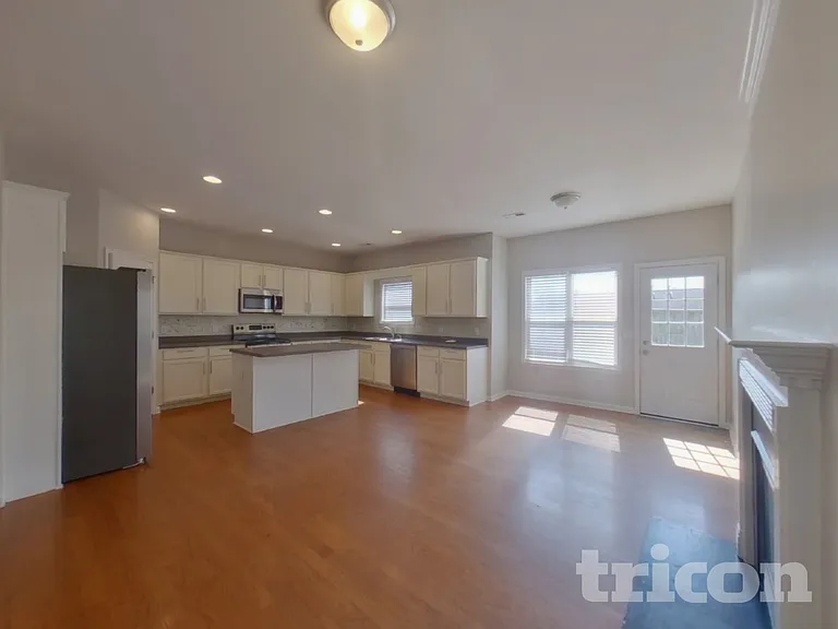 527 W Saddletree Dr — Photo 4