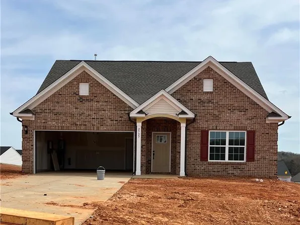 2727 Clear Lake Ct, Winston Salem, NC 27106