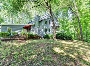 547 Lakeshore Dr, Berkeley Lake, GA 30096