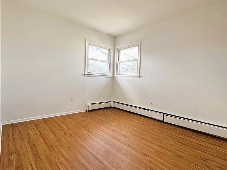 131 Roslyn Rd #1 — Photo 15