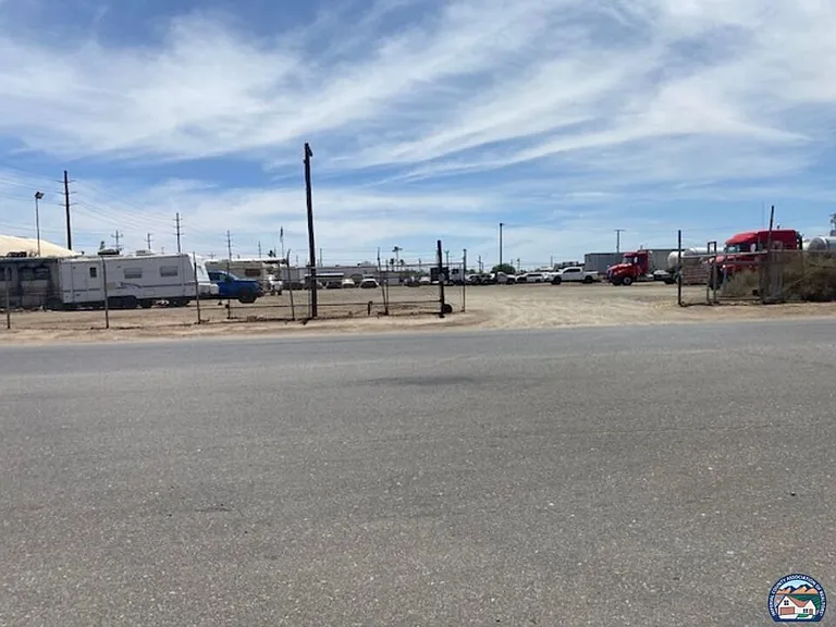 493 E Commercial Ave — Photo 1