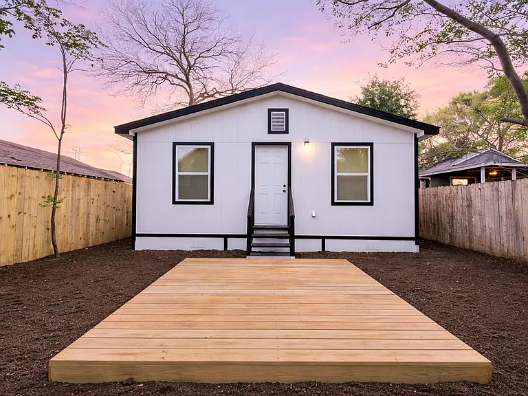 215 E Lubbock St — Photo 2