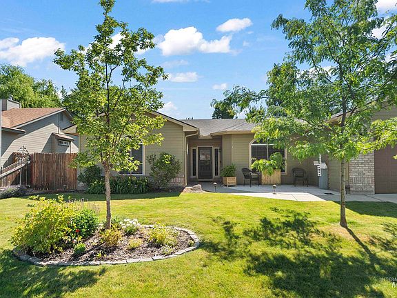2nd image of 1712 N Eagle Creek Way
