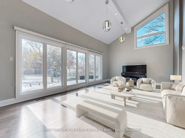 136 Denlow Blvd, Toronto, ON M3B 3J2