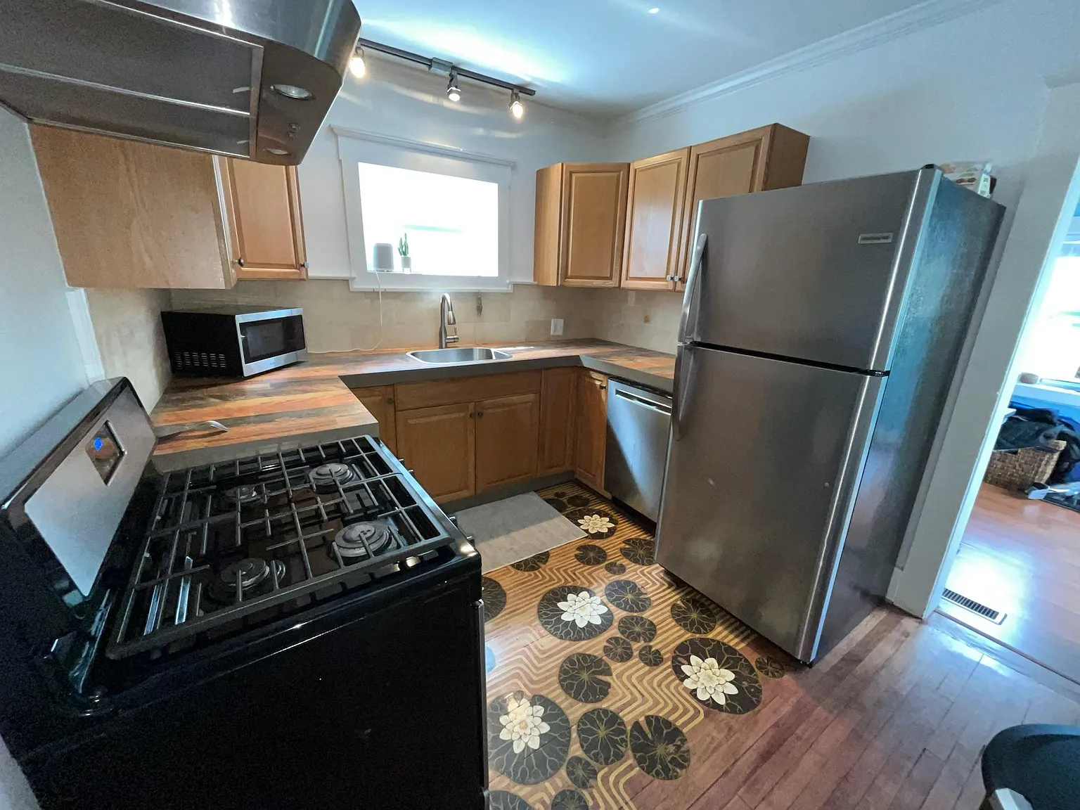 3 bed, 1350 sqft, $2,500 — Photo 4