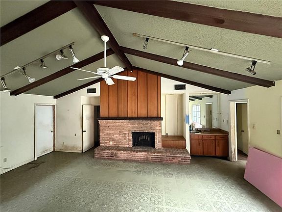 2nd image of 3754 Claridge Rd N