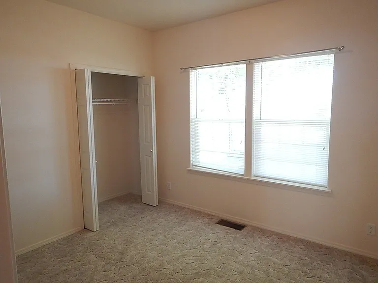 715 NE Fieldstone Ct — Photo 9