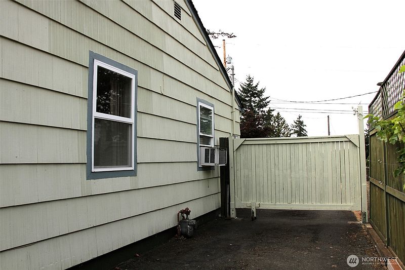3rd image of 6439 S Clement Avenue