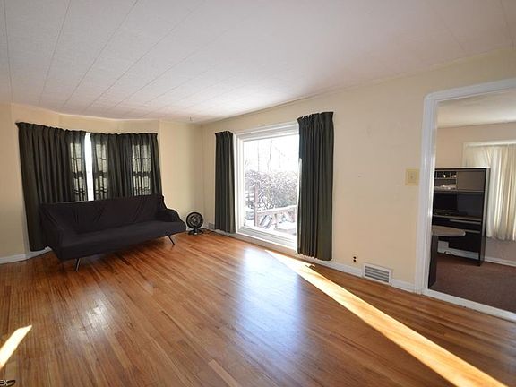 4th image of 11650 Mapleridge Dr