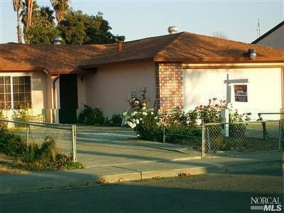 1st image of 985 Elliott Dr