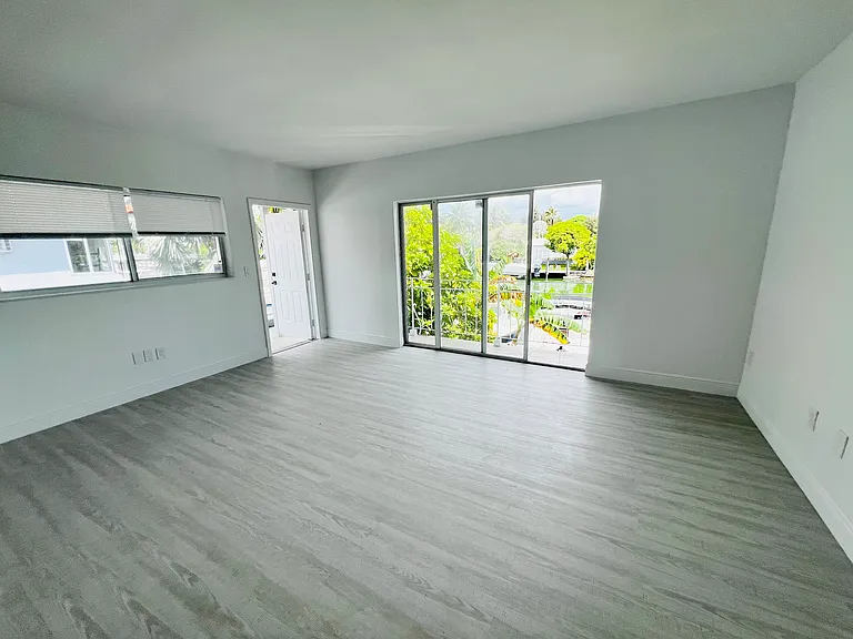 2033 Calais Dr #10 — Photo 5