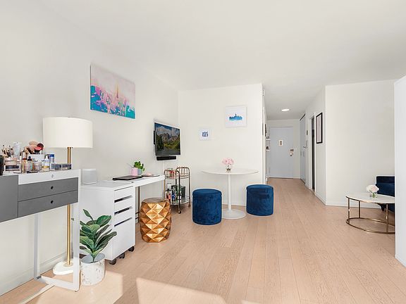 3rd image of 201 E 28th St #14H
