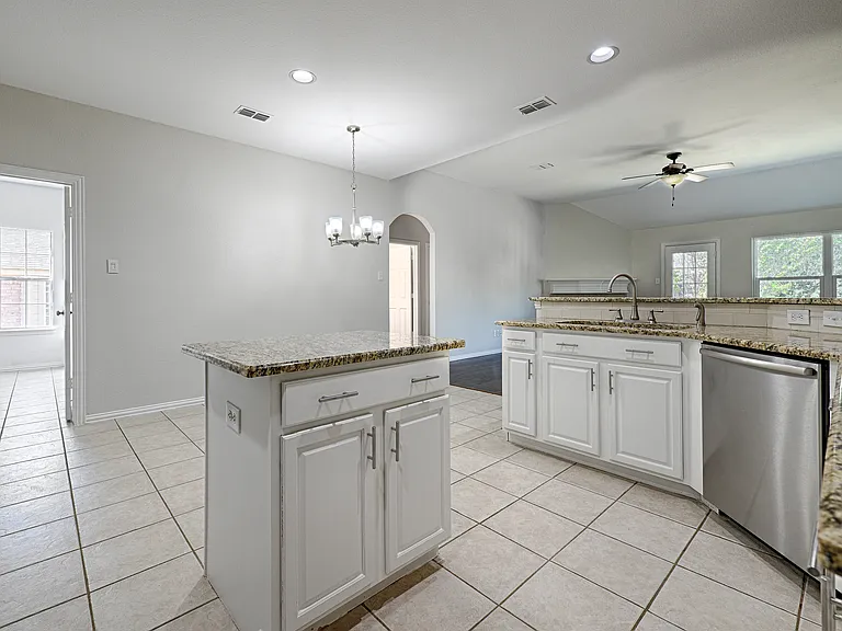 1404 Carriage Ln — Photo 10