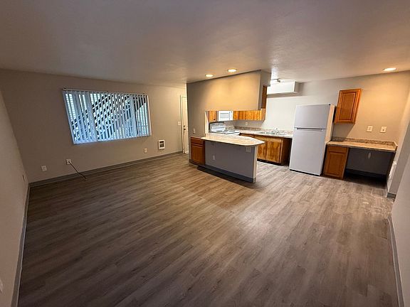 2nd image of 943 E Augusta Ave #4