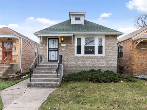 8744 S Bennett Ave, Chicago, IL 60617