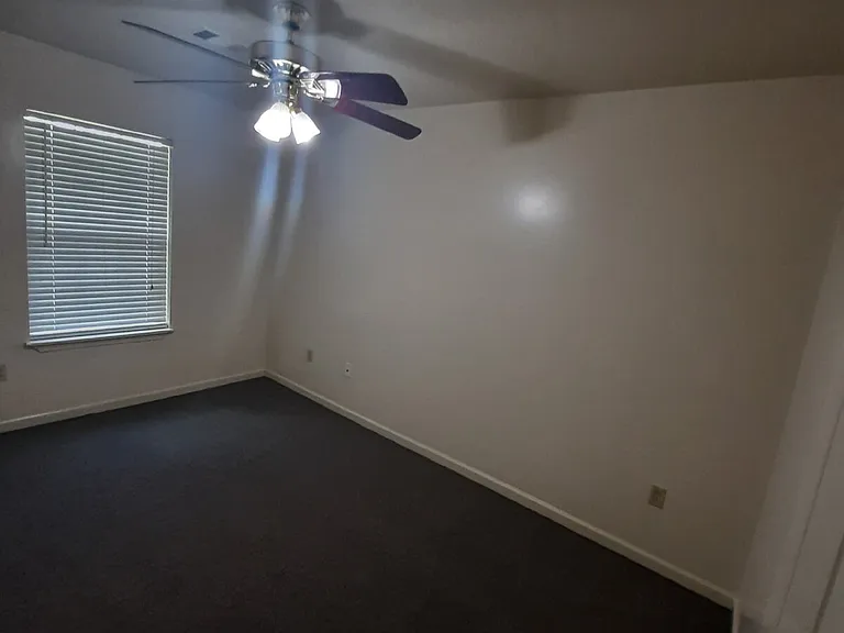 923 W Oak Butlers #1 — Photo 8