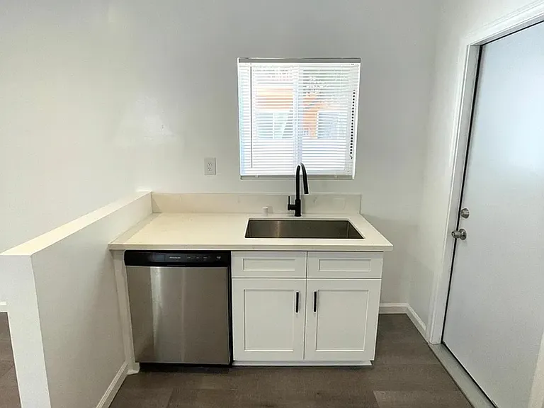 619 Elm Ave #14 — Photo 7