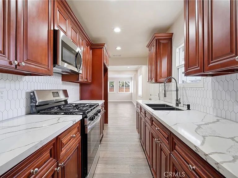 7620 Variel Ave — Photo 11