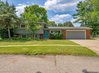 2646 Pinto Dr, Commerce Township, MI 48382