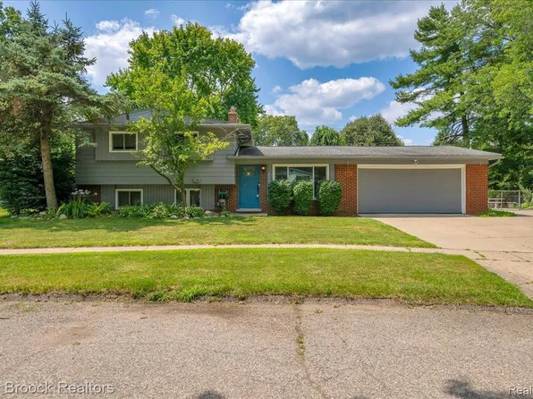 2646 Pinto Dr, Commerce Township, MI 48382