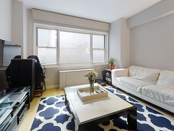 4th image of 100 W 57th St #3R