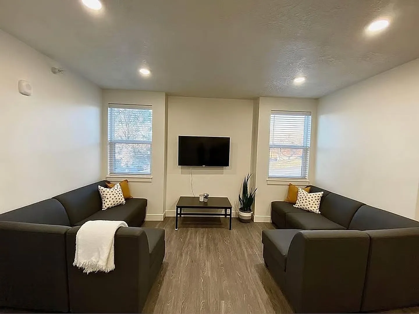 Modern, Furnished 4 BR/4 BA 1285 sq ft apartment 1 block from USU campus — Photo 3