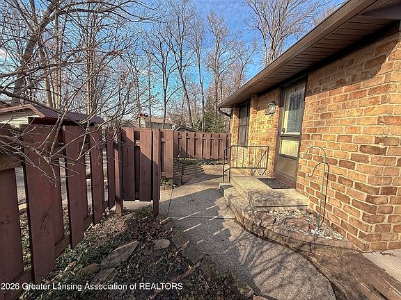 4th image of 2551 Chatham Woods Dr SE