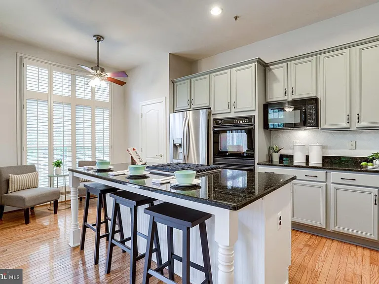 1601 Colonial Hills Dr — Photo 3