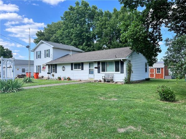 418 N Cedar St, Windsor, IL 61957