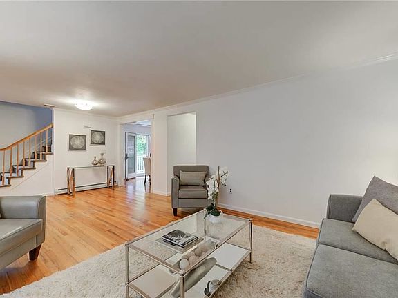 4th image of 27 Essex Ct