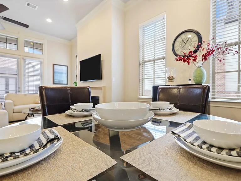 2049 Fannin Sta N — Photo 7